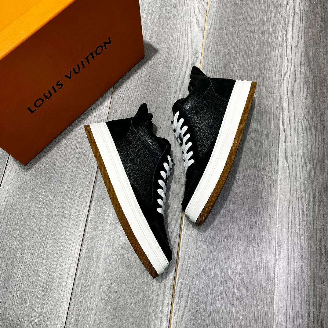 Factory price: 460💰LV's new casual high-top men's shoes👉 👉 Fashionable and versatile, 💞 Simple and elegant style, 🔊 The fabric is made of imported cowhide, ☑️breathable mesh lining, original wear-resistant rubber outsole, exclusive new style, taken in kind, five colors available, code number: 38-44, (45 can be customized)